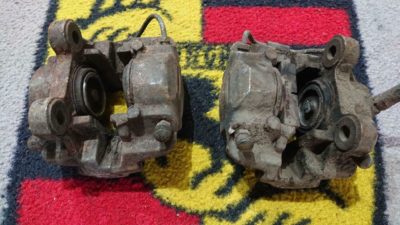 A pair of Porsche 356c 1964-65 used front ATE brake calipers , In good condition , with 2 bleed nipples per caliper ,(2xnipples missing from one caliper) banjo bolts included . These would need a rebuild before using them .