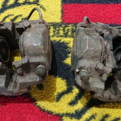 A pair of Porsche 356c 1964-65 used front ATE brake calipers , In good condition , with 2 bleed nipples per caliper ,(2xnipples missing from one caliper) banjo bolts included . These would need a rebuild before using them .