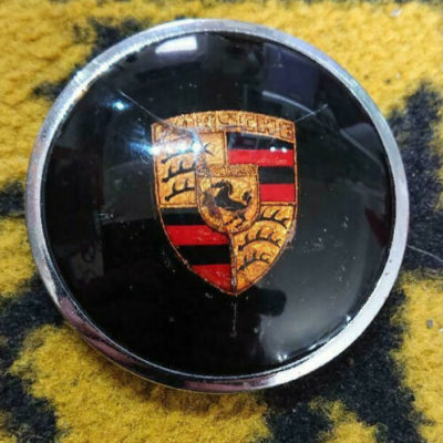 a really nice original 82mm horn push for Porsche 356a models. Original badge and original chrome rim .It does have a spider crack in the middle and going outwards .But otherwise is in lovely condition .
