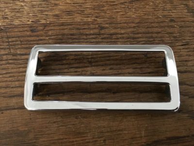 radio face plate in chrome, Original fits 356C. This is in good condition,