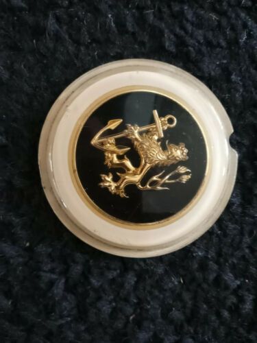 An original Gold lion top horn button for vdm steering wheel .For VW beetle bus etc . This is just the top part of the horn button . 62mm od , really hard to find .