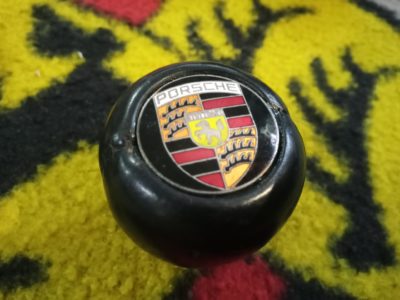 Black leather gear knob , Porsche crest