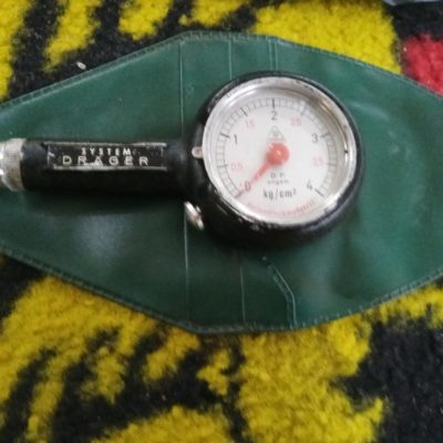 Drager used tyre pressure gauge Porsche 911/912 1969-73 models . 0-4 bar . Superb condition including the original green pouch . Some marks to rim and gauge housing .